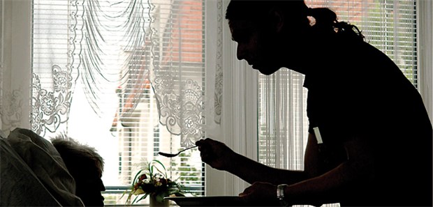 Eine Pflegebedürftige wird beim Essen unterstützt. Mehr Pflegehelfer zu gewinnen, ist Teil der Pflegereform.