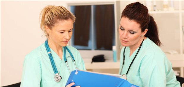 Zwei MFA unterhalten sich.