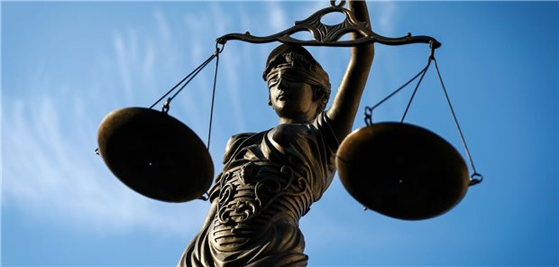 Urteil: BAG-Kooperationsvertrag führt noch nicht zu selbstständiger Klinik-Tätigkeit Eine Statue der Justitia hält eine Waage in der Hand.