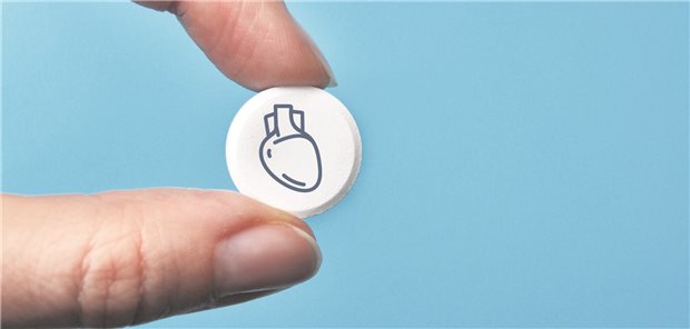 All in one – Polypille funktioniert offenbar auch bei Herzinsuffizienz Eine Frau nimmt eine Tablette ein