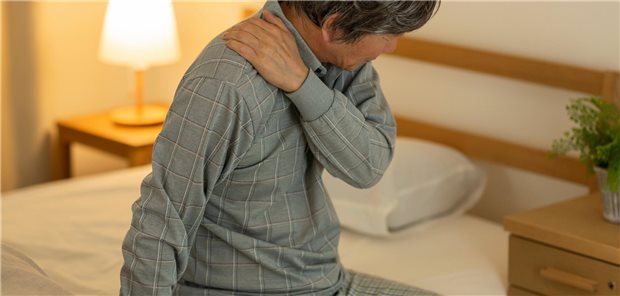 Ein älterer Mann hat Schmerzen in der Schulter