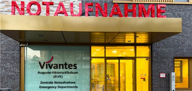 Beleuchteter Eingang zur Notaufnahme eines Berliner Krankenhauses.