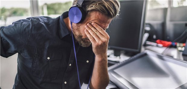 Krankenkassen gaben für Primärprävention zuletzt fast 700 Millionen Euro aus Ein Mann im Büro greift sich gestresst ins Gesicht.