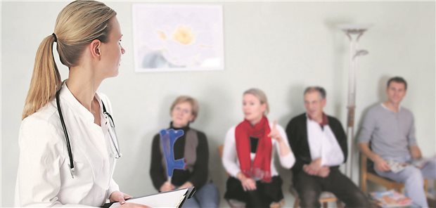 Erstmal zur Hausärztin, bevor es gegebenfalls weiter zu den Fachkollegen geht, so der Ansatz des geplanten Primärarztsystems. Aber können die Hausarztpraxen dies überhaupt leisten?