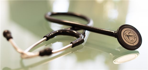 Stethoskop auf Tisch