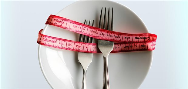 Maßband um Teller gewickelt.