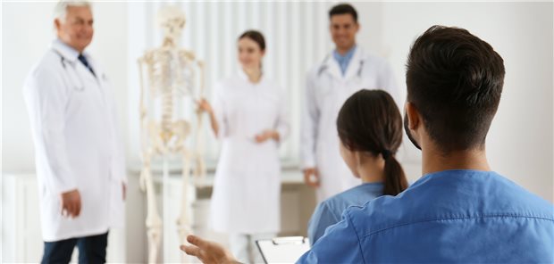 Etwa 40 abgeschlossene Facharztweiterbildungen in der Rheumatologie pro Jahr zählt die DGRh zurzeit.