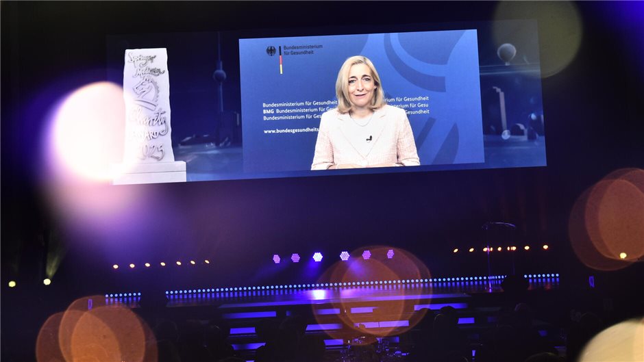 „Etwa ein Drittel der Deutschen engagiert sich ehrenamtlich", betonte Bundesmini...