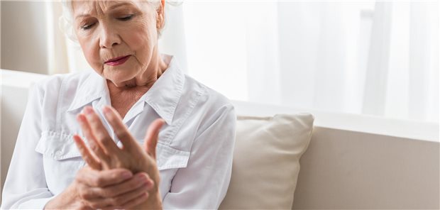 Biologika-Therapie bei Psoriasis: Je nach Wirkstoff unterschiedlich hohes Risiko für Arthritis Ältere Dame leidet unter starken Schmerzen in ihren Händen.