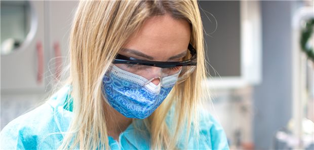 Fast richtig: Diese Dame trägt keine FFP2-Maske, Kittel und Schutzbrille entsprechen aber den CDC-Empfehlungen zum Umgang mit Patienten mit Affenpocken.
