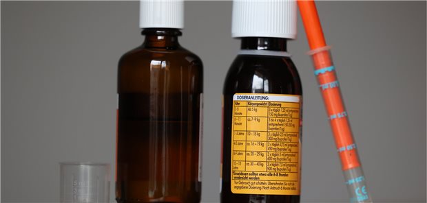 Ärzteprotest gegen Arznei-Lieferengpässe in Hessen Fiebersäfte für Kinder, links mit dem Wirkstoff Paracetamol, rechts mit dem Wirkstoff Ibuprofen sind vielerorts knapp. Hessens Ärzteschaft fordert Abhilfe.