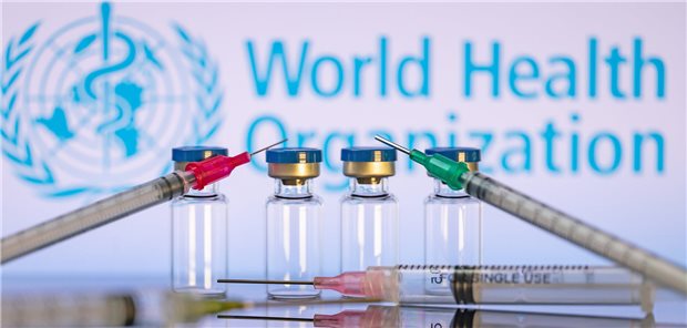 WHO in der Dauerkrise Spritzen vor dem Logo der WHO