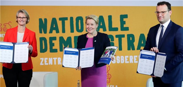 Forschungsministerin Karliczek , Familienministerin Giffey und Gesundheitsminister Spahn stellen bei einer Diskussionsrunde die Nationale Demenzstrategie vor.