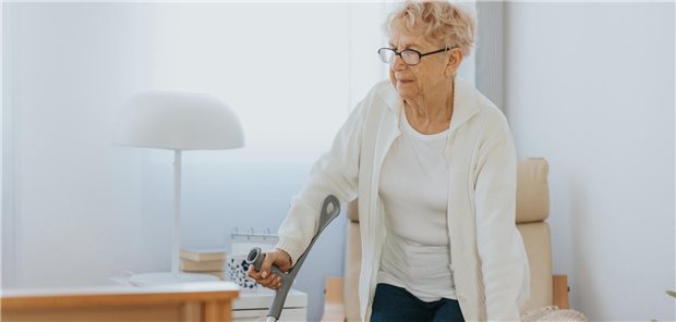 Frailty: Klappt es noch mit dem Aufstehen ohne fremde Hilfe? (Symbolbild mit Fotomodell)