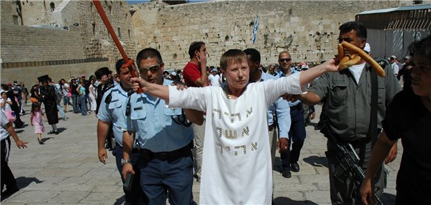 Was ist eigentlich das Jerusalem-Syndrom? Frau mit Symptomen des Jerusalem-Syndroms wird von der Polizei abgeführt (2006 an der Klagemauer in Jerusalem).