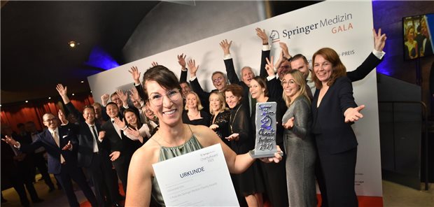 Projektleiterin Professorin Susanne Kobel jubelt.