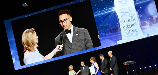 Freuten sich über den zweiten Preis beim diesjährigen Springer Medizin Charity Award für ihr Projekt First Aid for All: Tyrese-Malik Neumann-Hamid (2.v.r) und Lea-Sophie Kartmann (M.). Auf der Bühne mit Moderatorin Ive Fehring, dem Vorsitzenden der Geschäftsführung von Springer Medizin, Fabian Kaufmann (2.v.r.) und Sponsor Kai Tobien, CEO bei Medperion (r.).