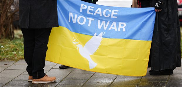 Frieden für die Ukraine? Menschen demonstrieren während des Landesparteitags der SPD Schleswig-Holstein vor der Messe Husum. (Archivbild)