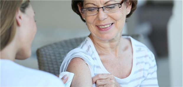 Für Menschen ab 60 Jahren empfiehlt die STIKO die Impfung gegen Influenza als Standard. (Symbolbild mit Model)
