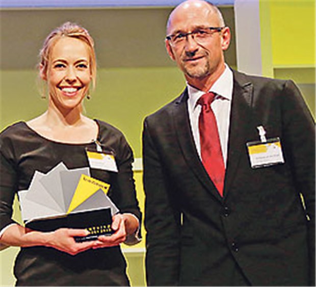 'Eine gute Idee zur richtigen Zeit' Für die "Ärzte Zeitung" nahmen den Award entgegen: Dr. Cécile Mack, Leiterin Business Development der Verlagsgruppe Springer Medizin, und Chefredakteur Wolfgang van den Bergh.