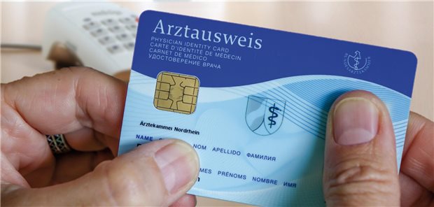Für die Qualifizierte Elektronische Signatur (QES) brauchen Ärztinnen und Ärzte aktuell immer einen gesteckten elektronischen Arztausweis. Das soll sich spätestens bis 2027 ändern. An einigen Stellen lässt sich die Lösung über digitale Identitäten bereits heute umsetzen.
