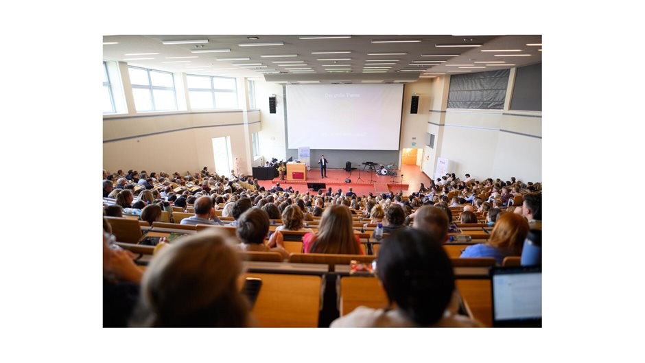 Full House mit rund 1.000 Teilnehmerinnen und Teilnehmern: Ein Hörsaal reichte a...