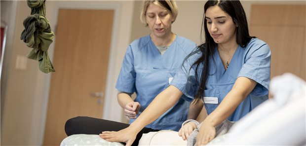 Geburt ohne Arzt: Immer mehr Geburtskliniken bieten hebammengeführte Kreißsäle mit 1:1-Betreuung an. Die Versorgung ist jedoch längst nicht ausreichend.