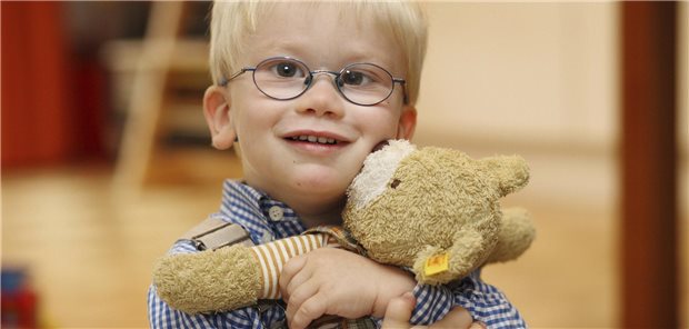 Kleiner Junge mit Teddybär