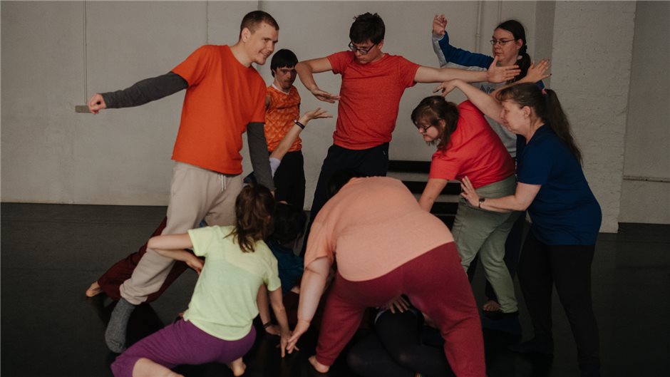 Geistig und Mehrfachbehinderte studieren gemeinsam eine Choreographie ein. 