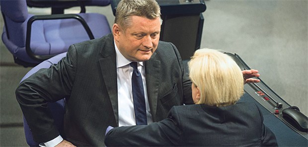 Gemeinsame Pflegepolitik: Hermann Gröhe und SPD-Politikerin Hilde Mattheis am Freitag im Bundestag.
