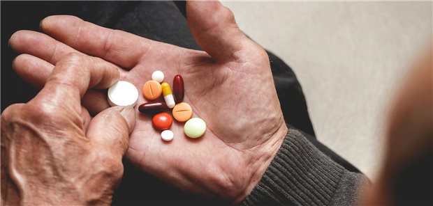 Gabapentinoide und Schleifendiuretika: Vorsicht vor Verschreibungskaskaden! Ein Patient hält viele verschiedene Tabletten in seiner Hand.