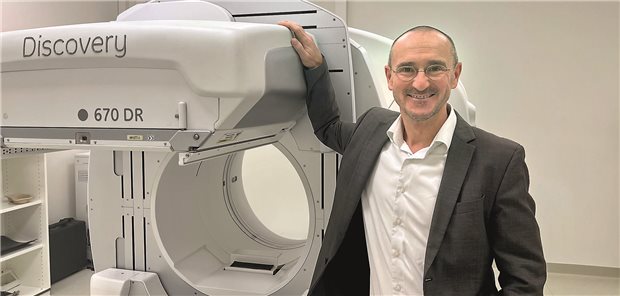 Neustart nach Insolvenz: Wie ein Arzt seine Praxis auf Erfolgskurs brachte Geräte sind das Herzstück der Praxis von Dr. Gregor Förster: Aber für nachhaltigen Erfolg braucht es vor allem gute Organisation und intensive Vernetzungsarbeit.