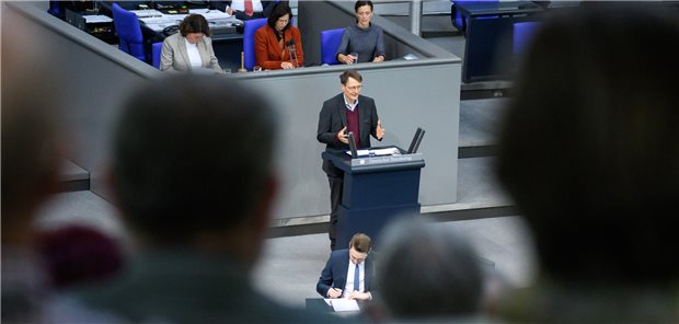 Gesundheitsminister Karl Lauterbach hat ein Sparpaket geschnürt, um dem Defizit der GKV entgegenzusteuern. Der Bundestag hat es am Donnerstag verabschiedet.
