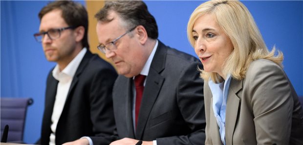 „Keine Denkverbote“: Zehn Fachleute sollen Nina Warken Sparvorschläge liefern Gesundheitsministerin Nina Warken hat am Freitag die „Finanzkommission Gesundheit“ vorgestellt. Neben ihr der Arbeitsrechtler Gregor Thüsing (M) und der Public-Health-Experte Michael Laxy.