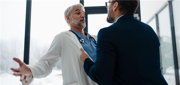 Marburger Bund-Vorsitzende Johna: „Gewalt gehört mittlerweile zum Alltag von Ärzten“ Mann schreit Arzt an und packt ihn.