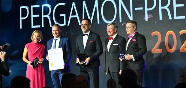 Galenus-Preis 2024: Camzyos gewinnt in der Kategorie Specialist Care Preisträger und Gastgeber des Galenus-von-Pergamon-Preises 2024 auf der Bühne