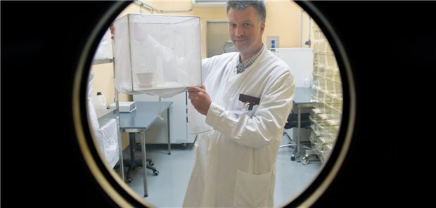 Insektenforscher Helge Kampen, aufgenommen am 06.06.2014 im sogenannten "Insektarium" des Friedrich-Loeffler-Instituts, dem Bundesforschungsinstitut für Tiergesundheit auf der Insel Riems (Mecklenburg-Vorpommern).