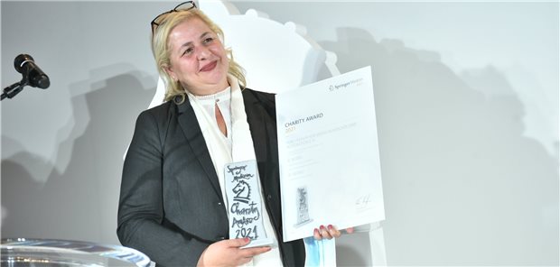 Verein peri: Hilfe für Opfer von Zwangsehen Glückliche Siegerin: Serap Cileli, 1. Vorsitzende und Gründerin Verein peri e.V.