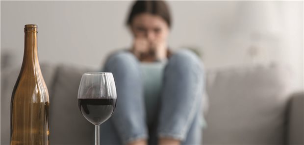 Gründe weshalb Frauen in der Schwangerschaft Alkohol trinken gibt es: Z.B. wissen viele der Frauen nicht, dass sie schwanger sind, als sie Alkohol getrunken haben. Andere wissen nicht, wie schädlich Alkohol wirklich für das Kind ist, berichtet Neuropädiaterin Mirjam Landgraf.