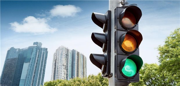 Grünes Licht für Januskinase-Inhibitoren bei RA. Derweil wird der Einsatz bei einer Vielzahl anderer rheumatologischer Erkrankungen geprüft, darunter bei Riesenzellarteriitis, Polymyalgia rheumatica, Systemischem Lupus erythematodes, Sjögren-Erkrankung, Systemischer Sklerose und VEXAS-Syndrom.