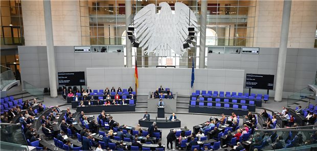 Gut fünf Jahre nach dem Karlsruher Sterbehilfe-Urteil hat der Bundestag noch nicht entschieden, wie er damit umgeht.