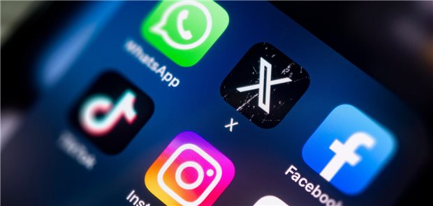 Mehr Zeit am Smartphone, mehr Depressionen bei Kindern? Handy-Display in Nahaufnahme mit Fokus auf die Symbole von WhatsApp, X, Facebook, TikTok und Instragram.