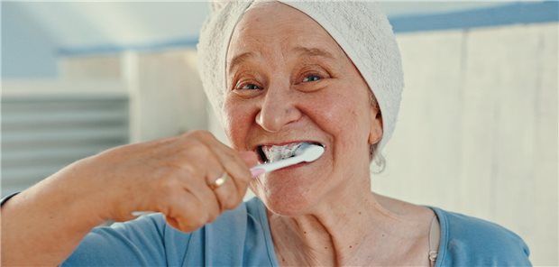 Frau putzt sich die Zähne.