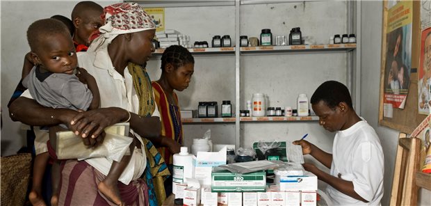 HIV-positive Mutter mit Kind bei der Ausgabe von Medikamenten in einer Ambulanz in Quelimane, Mosambik (Archivbild). Wegen des Corona-Lockdowns sind derzeit viele Behandlungsstellen in afrikanischen Ländern geschlossen.