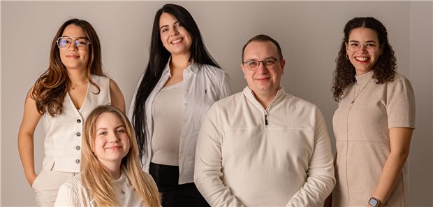 Ein Mann als Hebamme: Kein Beruf nur für Frauen! Tobias Mientus gemeinsam mit Kolleginnen