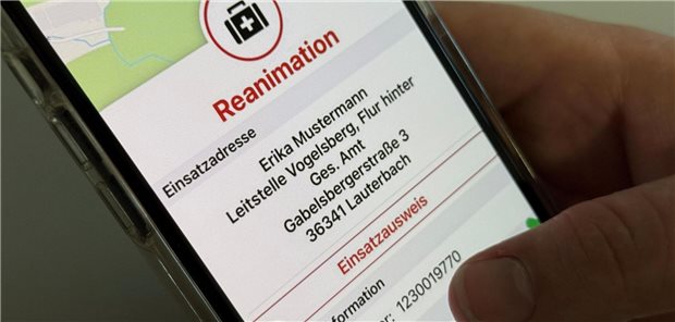 Handy mit einer Notruf-App
