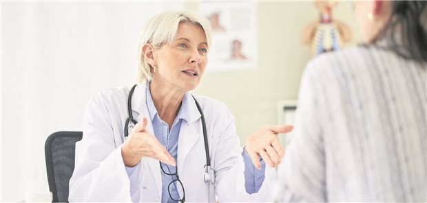 Eine Ärztin berät eine Patientin in ihrer Praxis. 