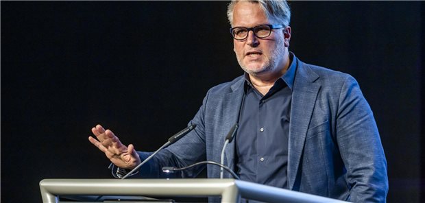 Haut rhetorisch auf den Tisch: HÄV-Chef Markus Beier kritisiert den GKV-Spitzenverband für seine Digitalstrategie.