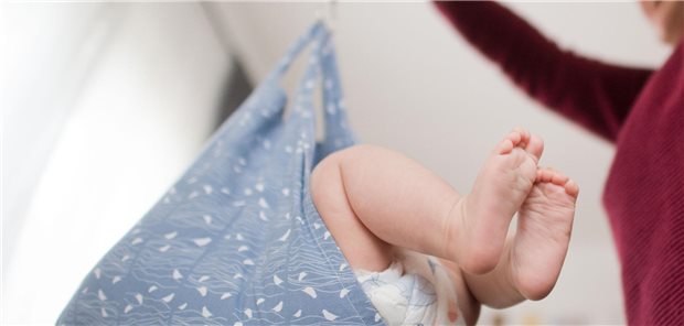 Hebamme beim Wiegen eines neugeborenen Babys – Hessen fördert seit kurzem freiberufliche Hebammen bei der Niederlassung.