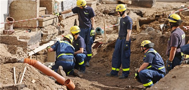 Helfer des THW arbeiten an der Absicherung des Eingangs zu einem Gebäude, das durch das Hochwasser beschädigt wurde. Viele Hilfsorganisationen plagen Nachwuchssorgen.